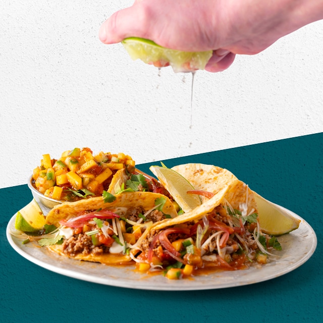 Taco 'chili con carne' met mango-tomatensalsa